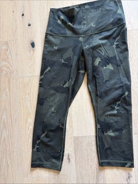 lululemon athletica Women's Camo Cropped Leggings - Olive & Black